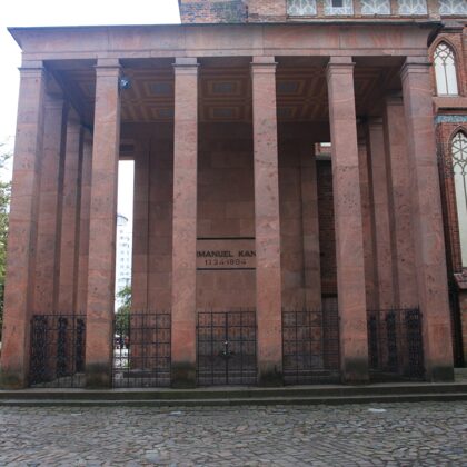 Могила И. Канта у стены кафедрального собора. Фото А.М. 28.09.2011 г. 