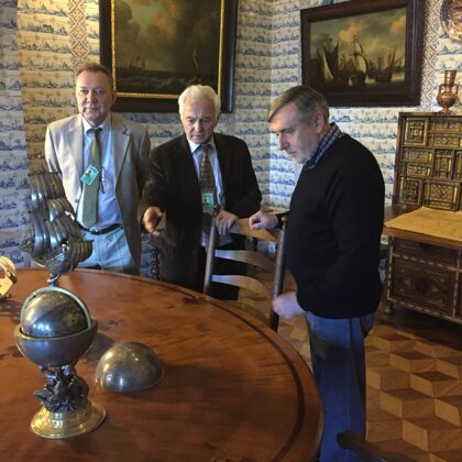 В Меншиковском дворце СПб. Слева – ст.н.с. Эрмитажа А.А. Дутов и В.В. Мещеряков.