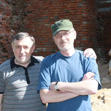 А. Мосякин и А. Бахтин возле церкви в Тарау. 26.05.2012 г.