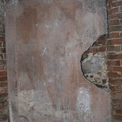 Плита с рыцарем в церкви в Тарау. Фото А.М. 26.05.2012 г.