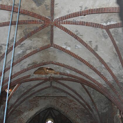 Крестовые своды церкви в Тарау. Фото А.М. 26.05.2012 г.