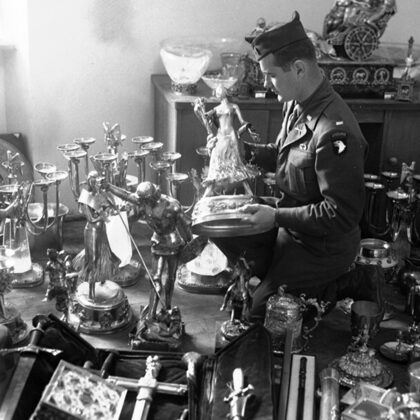 Офицер-«монументалист» USA рассматривает награбленные «сокровища Геринга». 1945 г. 