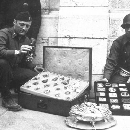 Капитан-«монументалист» Дж. Роример и его коллега изучают драгоценности замка Нойшванштайн