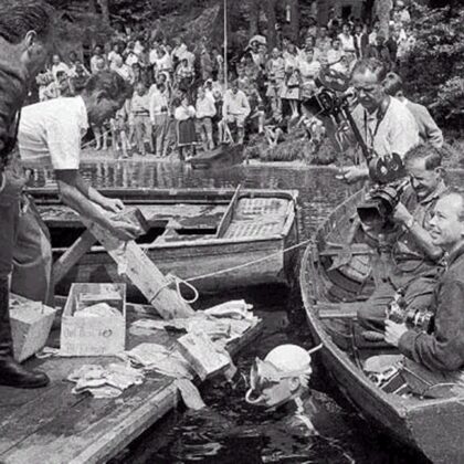 Экспедиция журнала «Штерн» извлекает со дна Топлицзее фальшивые английские фунты. 1959 г. 