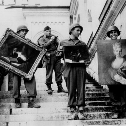 Американские «монументалисты» выносят шедевры искусства из замка Нойшванштайн. Май 1945 г.