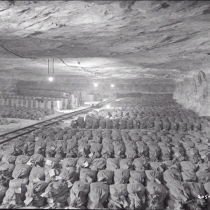Золото Третьего рейха, найденное американц. в шахте Меркерс и вывезенное в США. Апр. 1945.