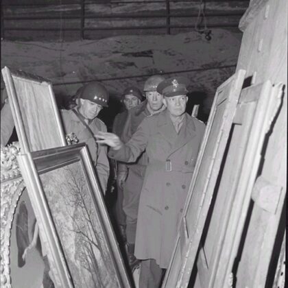 Генералы Д. Эйзенхауэр, Дж. Паттон и О. Брэдли изучают сокровища шахты Меркерс.