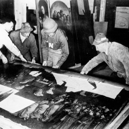 Центральная часть Гентского алтаря, найденная в шахте Альт-Аусзее. Май 1945 г. 