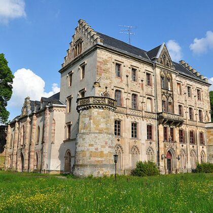 Замок Рейнхардсбрунн в Тюрингии, где находились «лишние» детали ЯК. Энке это узнал и умер.