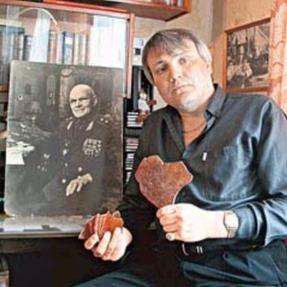 Муж внучки генерала К.Ф. Телегина с деталями ЯК, привезенными генералом из Берлина. 2004 г