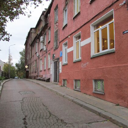 В «бункере Роде» под этими домами в начале 1945 г. хранилась «немецкая ЯК».