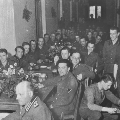 Варвары-завоевали празднуют захват Петергофа. Сентябрь 1941 г.