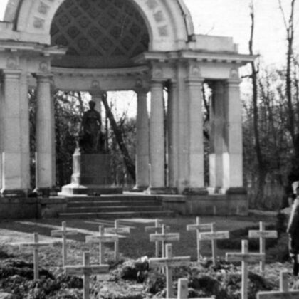 Немецкое военное кладбище в Павловске. Их кости втоптаны в эту землю. 1943 г.