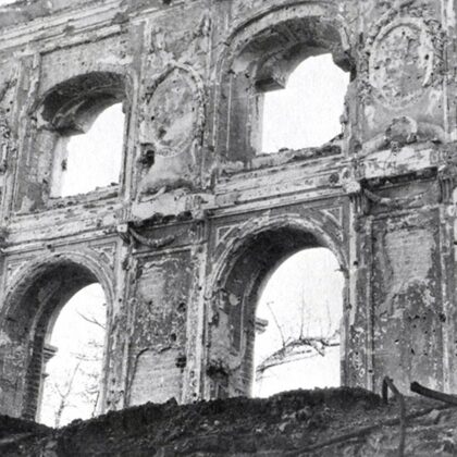 Остовы стен Тронного зала Б. Екатерининского д-ца, разрушенного пришельцами из Европы.