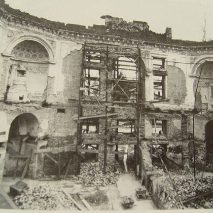 Руины Павловского дворца, подожженного в январе 1944 г. немцами особыми минами с таймером.