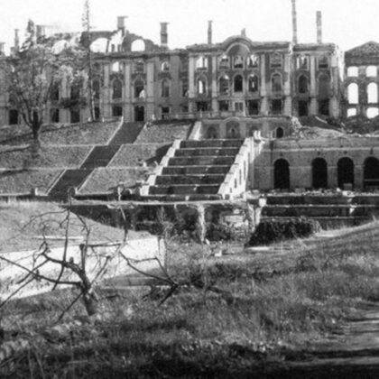 Вот что сделали с Большим Петергофским дворцом европейские варвары. Весна 1945 г.