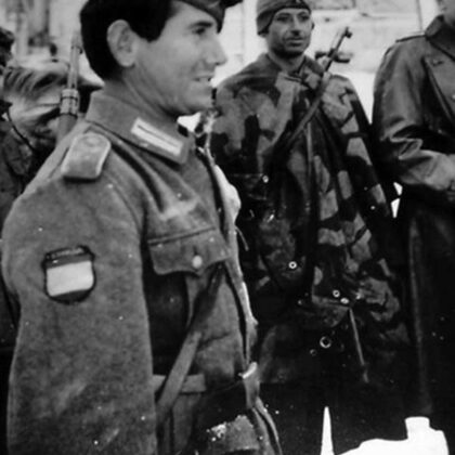 Испанские вояки-грабители из «голубой дивизии» Ф. Франко в Царском Селе.  1942 г.