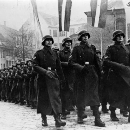 Латышские легионеры ваффен-СС отправляются на войну с Россией. 1943 г.