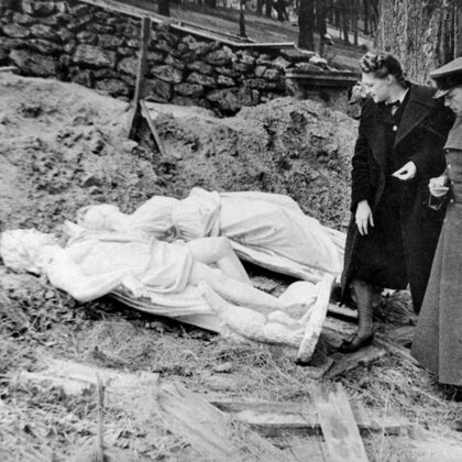Раскопки закопанных скульптур Царского Села. На фото 1945 г. член комисии М.А. Тихомирова.