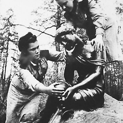 Установка на свое место в Царскосельском парке скульптуры «Девушка с кувшином». 1945 г.  