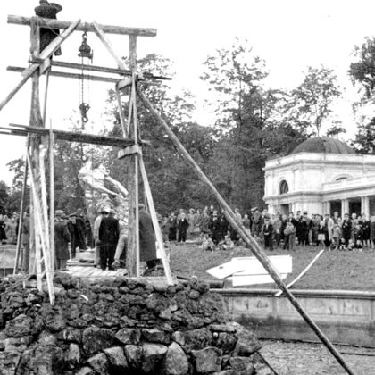 Монтаж воссозданной скульптуры Самсона в центре фонтанного ансамбля. Петергоф. 1947 г.