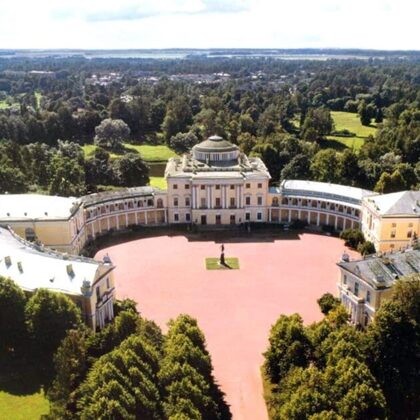 Воссозданный в прежней красе Павловский дворец с пейзажными парками.