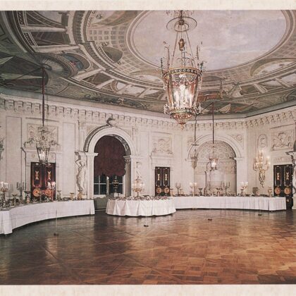 Воссозданный Большой зал Павловского д-ца с плафоном. Худ-рестав. А.В. Трескин.