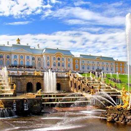 Возрожденные из руин и пепла Большой Петергофский дворец и фонтанный каскад. 