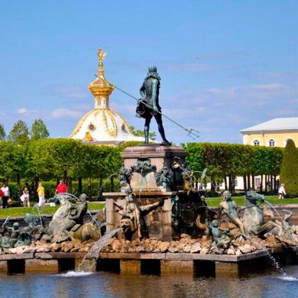 Фонтан «Нептун» в Верхнем парке Петергофа. Был похищен в 1941 г. немцами и потом возвращен