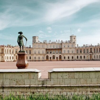 Гатчинский д-ц с памятником его хозяину Павлу I. Арх. В. Бренна. Конец XVIII в. 