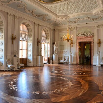 Воссозданный  парадный Белый зал Гатчинского д-ца. 