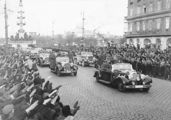 Триумфальный въезд Гитлера в Вену. Март 1938 г.
