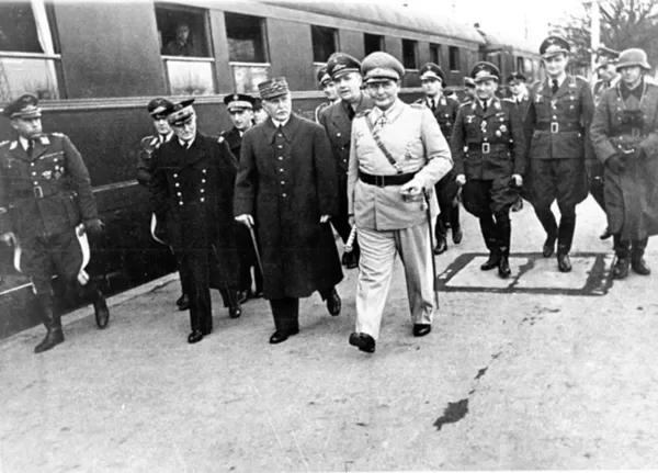 Г. Геринг прибыл в Париж, чтобы его пограбить. Июнь 1940 г.  