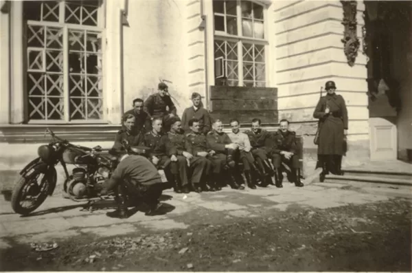 Оккупанты у стен Екатерининского дворца. Сентябрь 1941 г.