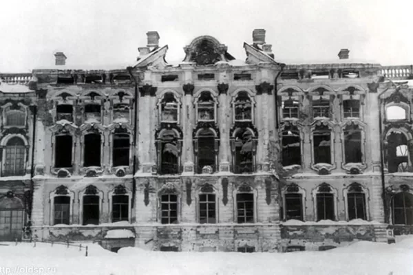 Руины Екатерининского д-ца после освобождения Красной армией. Зима 1944 г. 