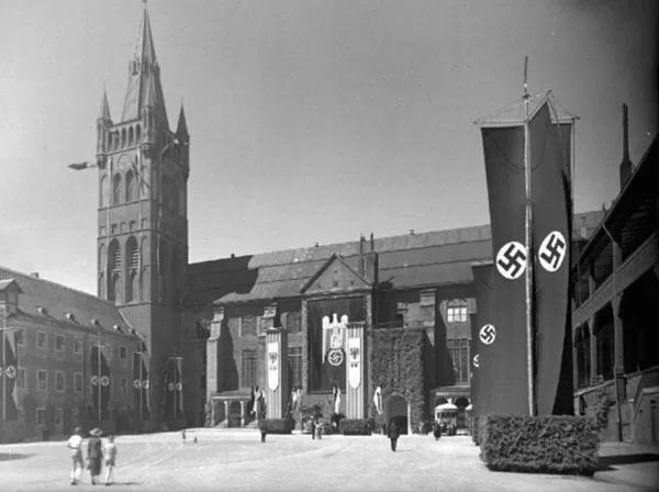 Двор Кёнгсберг. замка. Слева – музейный комплекс, где в 1942 г. собрали «немецкую ЯК».