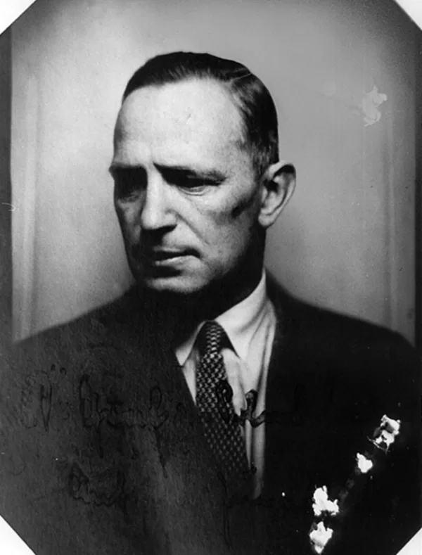 Граф Э.-О. Сольмс-Лаубах по приказу Гитлера в октябре 1941 г. вывез Янтарную комнату. 