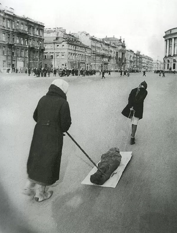 Так блокадной зимой 1941/42 г. хоронили и умершего от голода Павла Филонова.