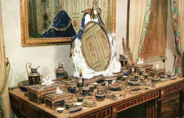 Севрский туалетный прибор, подаренный Марии Фёдоровне в 1782 г. Марией Антуанеттой.