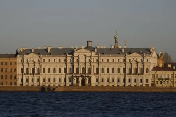 В этом здании у Невы в 1920-30-е гг. находилась штаб-квартира ВО "Антиквариат". 