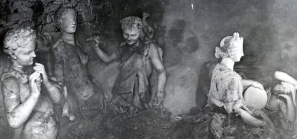Скульптуры Павловского дв-ца, закопанные летом 1941 г. в его подвалах. 