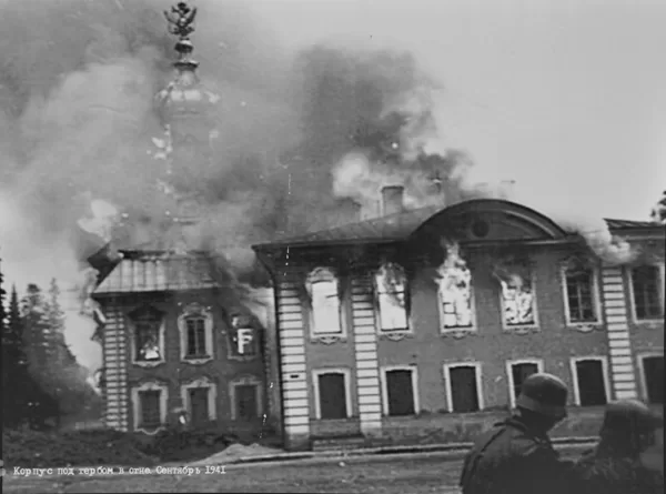 Пожар Большого Петергофского дв-ца в момент захвата города немцами. Сент. 1941 г.