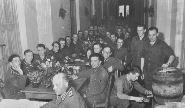 Варвары-завоевали празднуют захват Петергофа. Сентябрь 1941 г.