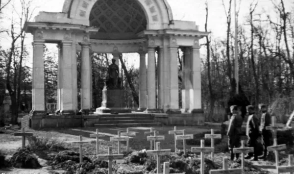Немецкое военное кладбище в Павловске. Их кости втоптаны в эту землю. 1943 г.
