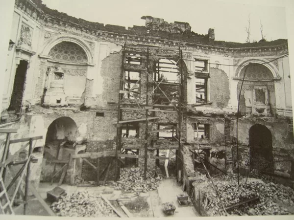 Руины Павловского дворца, подожженного в январе 1944 г. немцами особыми минами с таймером.