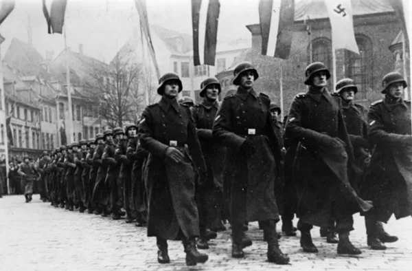 Латышские легионеры ваффен-СС отправляются на войну с Россией. 1943 г.