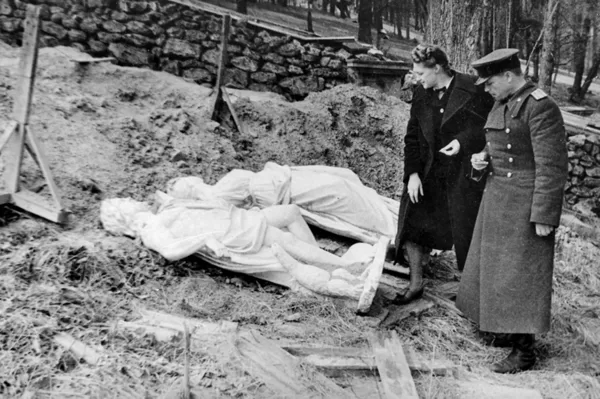 Раскопки закопанных скульптур Царского Села. На фото 1945 г. член комисии М.А. Тихомирова.