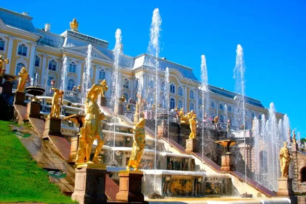 Центральная часть Петергофского фонтанного комплекса. 