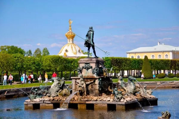 Фонтан «Нептун» в Верхнем парке Петергофа. Был похищен в 1941 г. немцами и потом возвращен